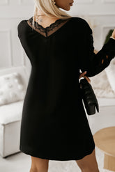 Mini-robe à col en V en dentelle épissée